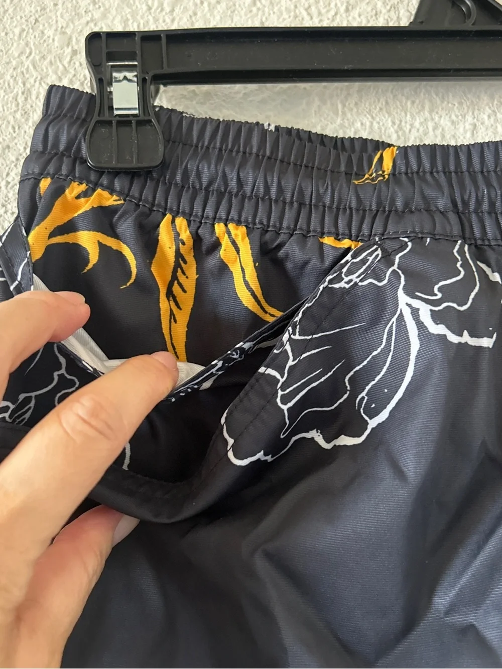 Nike SB Floral Print swim Board shorts trunk men small black Yellow Accents